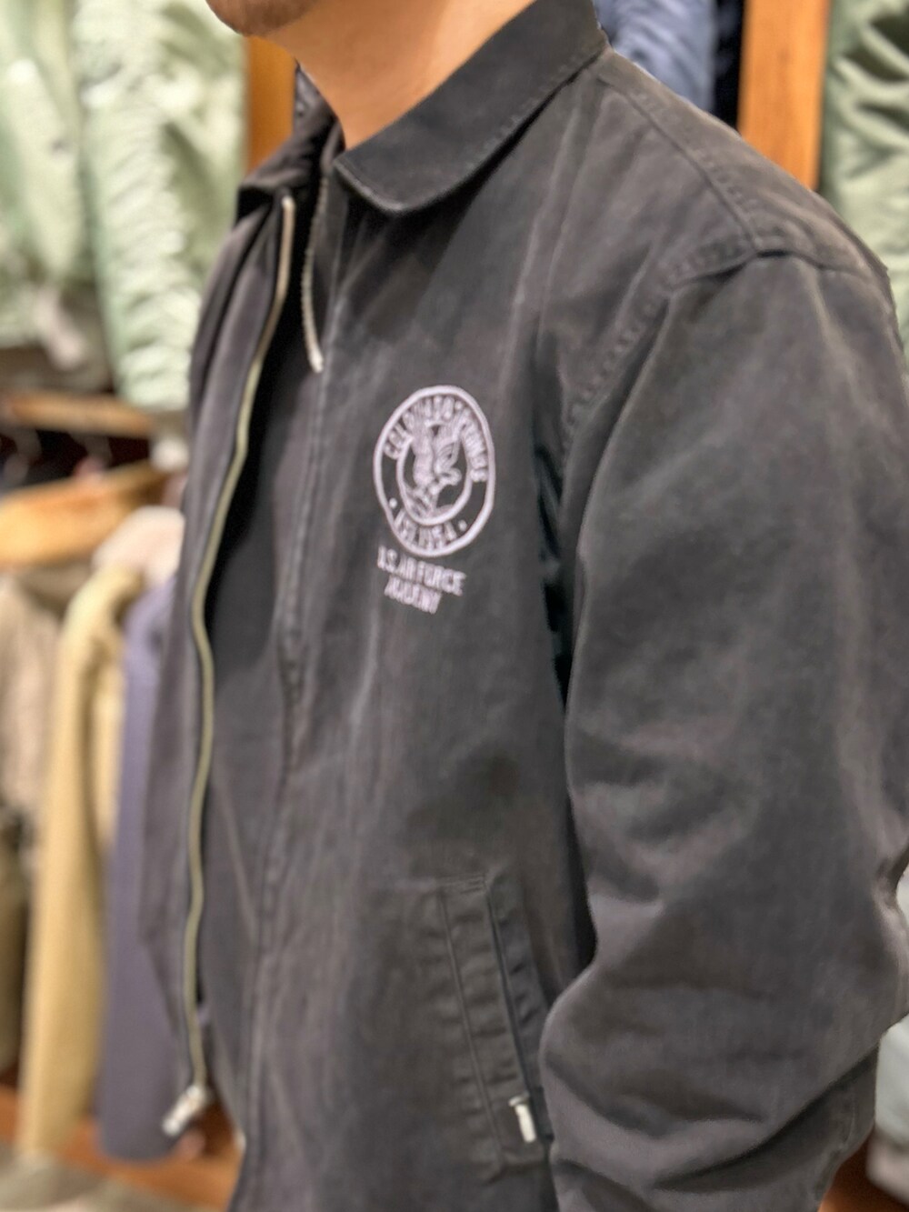 ブラック系のトートバッグ、ホワイト系のTシャツ/カットソーを着用したメンズの冬コーディネートの3枚目の写真