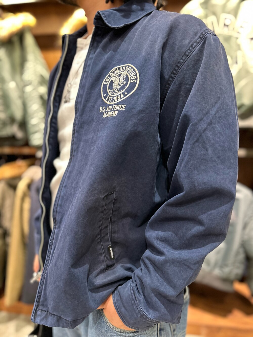 ブラック系のトートバッグ、ホワイト系のTシャツ/カットソーを着用したメンズの冬コーディネートの2枚目の写真