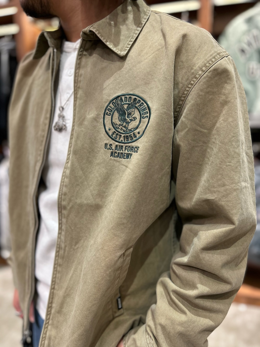 ブラック系のトートバッグ、ホワイト系のTシャツ/カットソーを着用したメンズの冬コーディネートの2枚目の写真