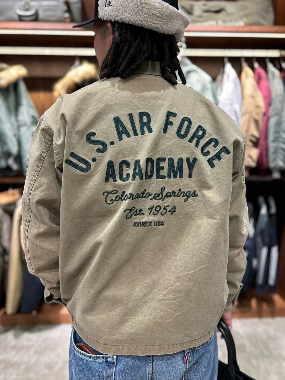 ブラック系のトートバッグ、ホワイト系のTシャツ/カットソーを着用したメンズの冬コーディネートの3枚目の写真