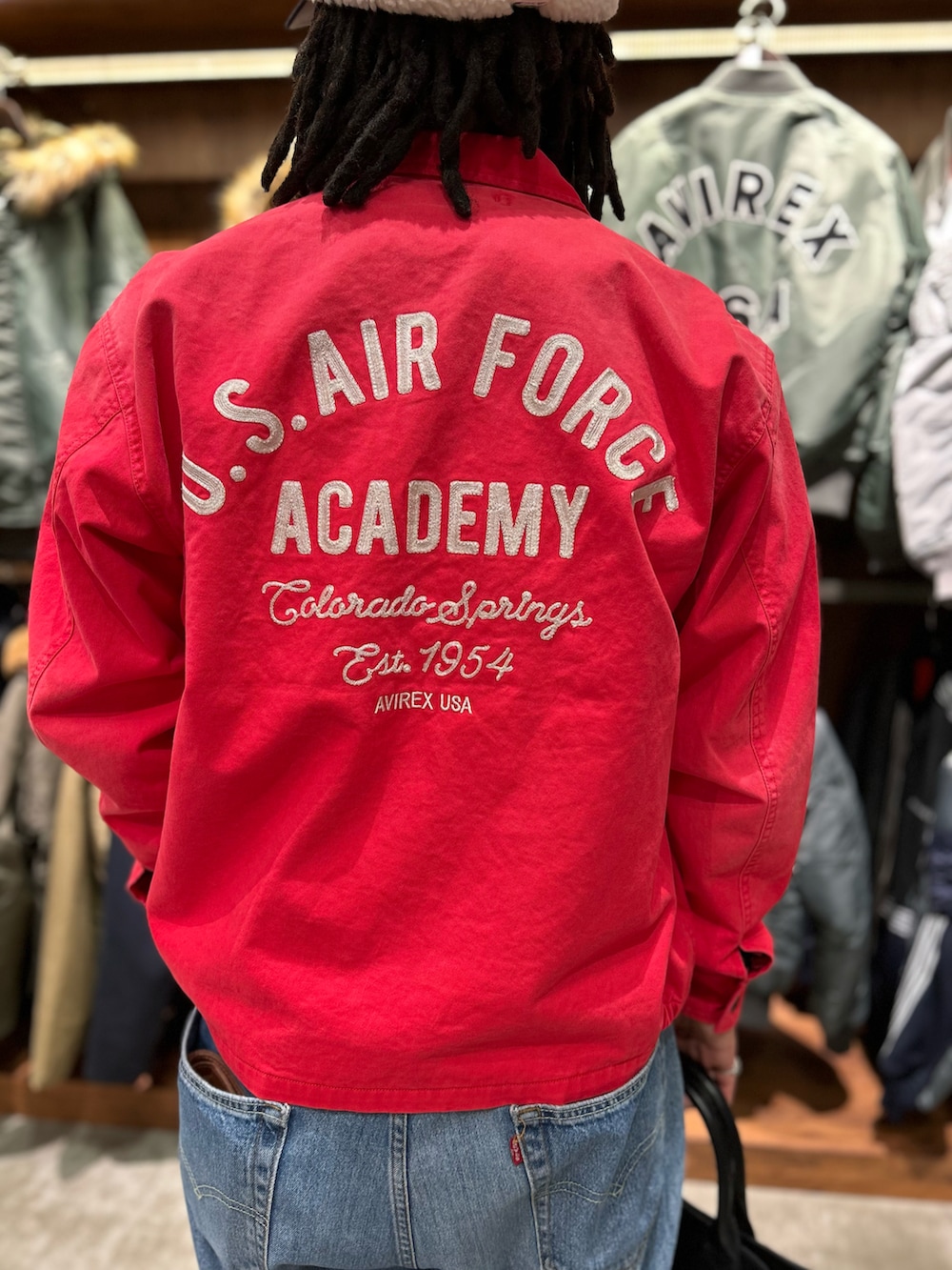 ホワイト系のTシャツ/カットソー、ブラック系のトートバッグを着用したメンズの冬コーディネートの3枚目の写真