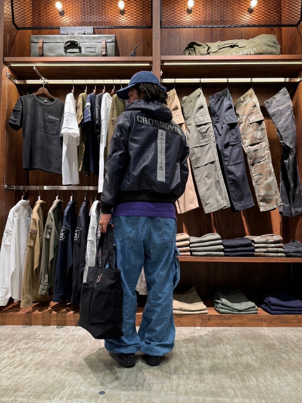 「ブラックコーデ、カーゴパンツ、休日スタイル、リラックススタイル、夏コーデ、シンプルスタイル、カジュアルコーデ、秋、おでかけコーデ、ファッションを楽しもう」｜「AVIREXのＢＥＲＳＡ　Ⅲ/ バーサトートバッグ（トートバッグ、ブラック系）」を使った、はるとさん（メンズ・174cm）の夏コーディネートの3枚目の写真