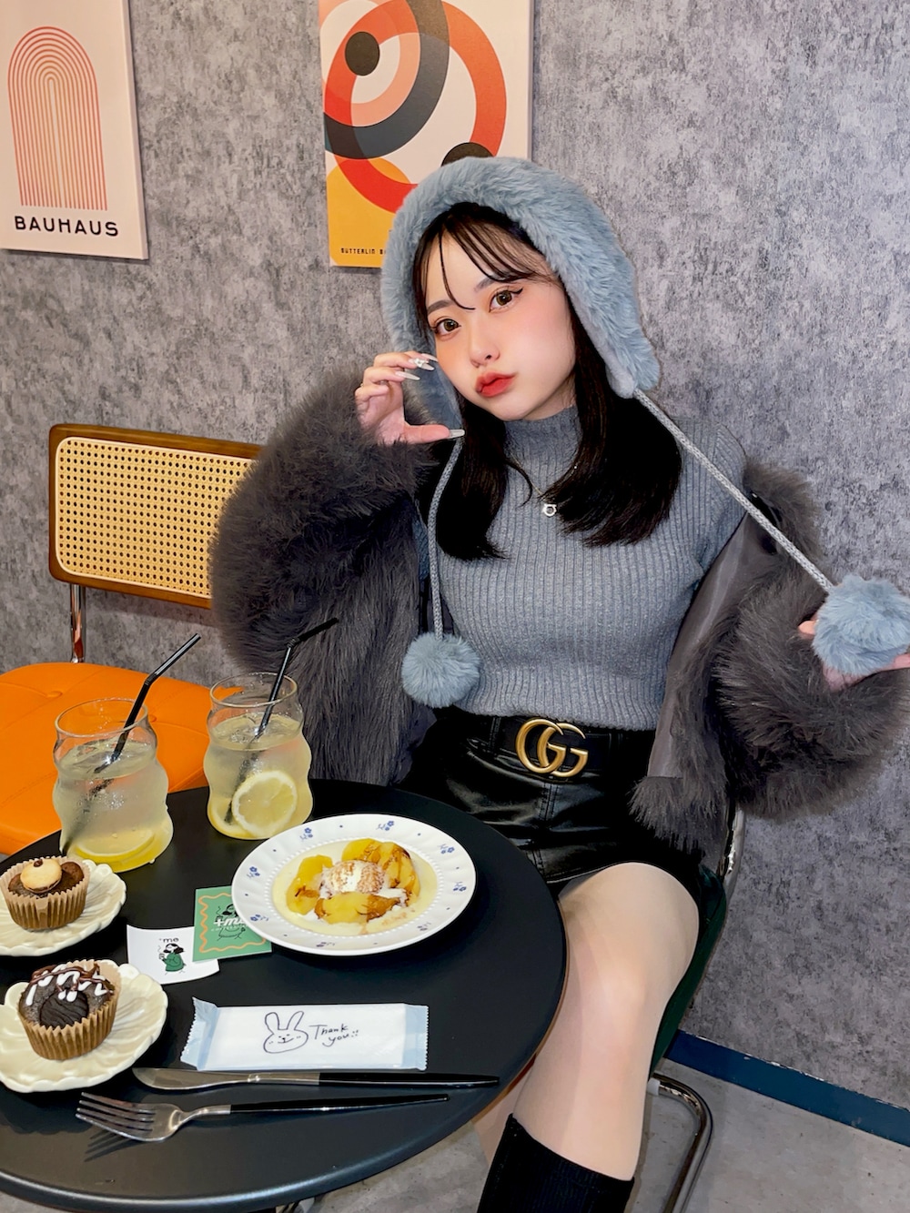 グレー系のジャケット/アウター、グレー系のニット/セーター、ブラック系のスカートを着用したレディースの秋コーディネートの2枚目の写真