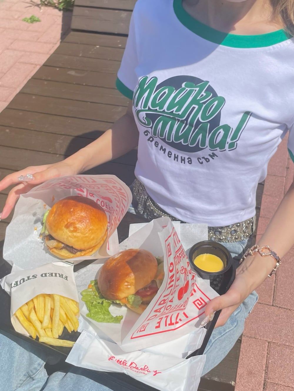 ホワイト系のTシャツ/カットソー、ブルー系のデニムパンツ、ホワイト系のスニーカーを着用したレディースの夏コーディネートの5枚目の写真