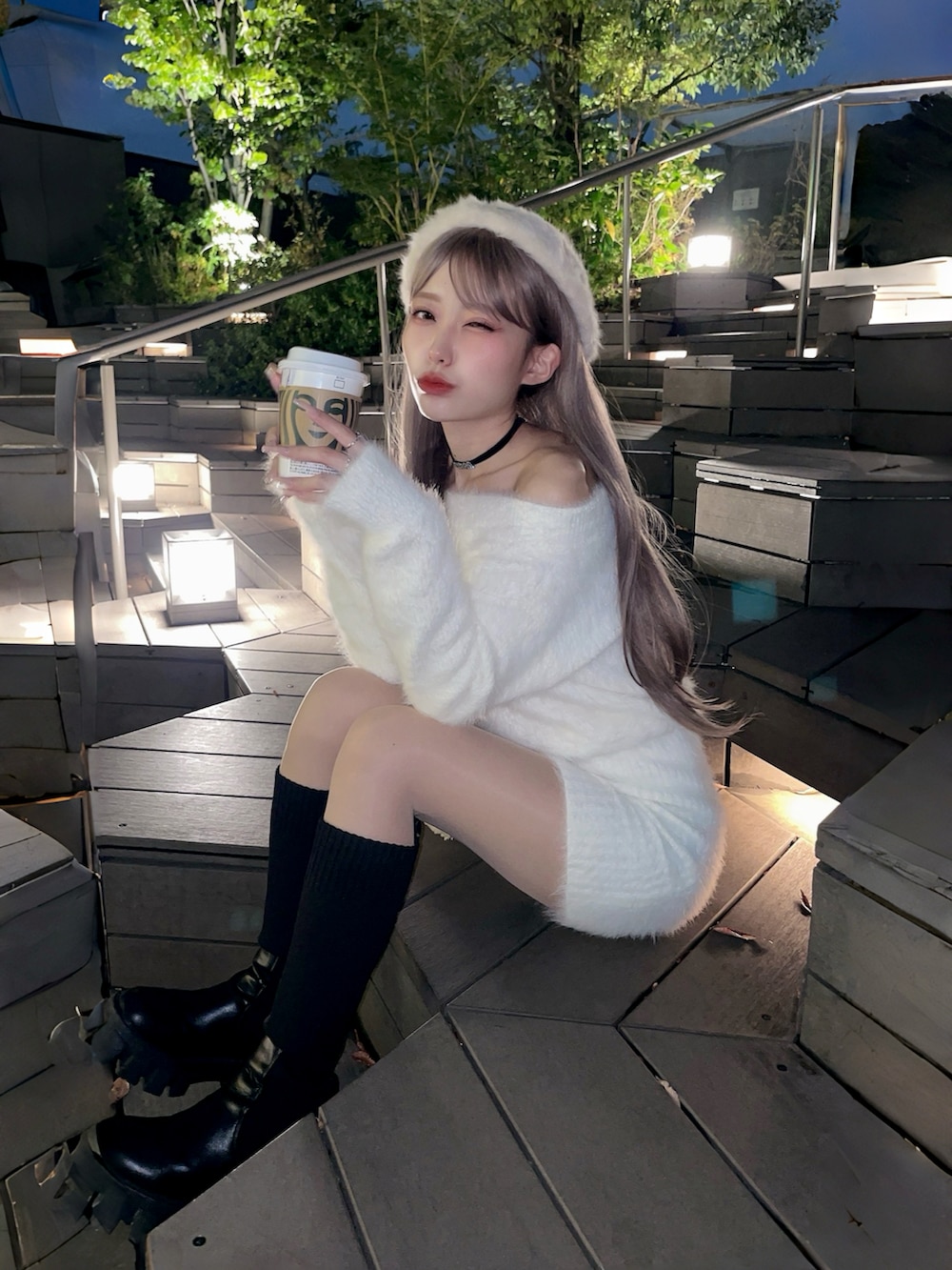 ホワイト系のワンピース、ブラック系のブーツ、ブラック系のチョーカーを着用したレディースの秋コーディネートの2枚目の写真