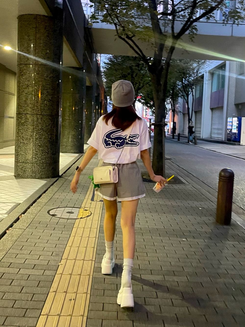 ホワイト系のTシャツ/カットソー、グレー系のその他パンツ、ホワイト系のショルダーバッグを着用したレディースの秋コーディネートの2枚目の写真