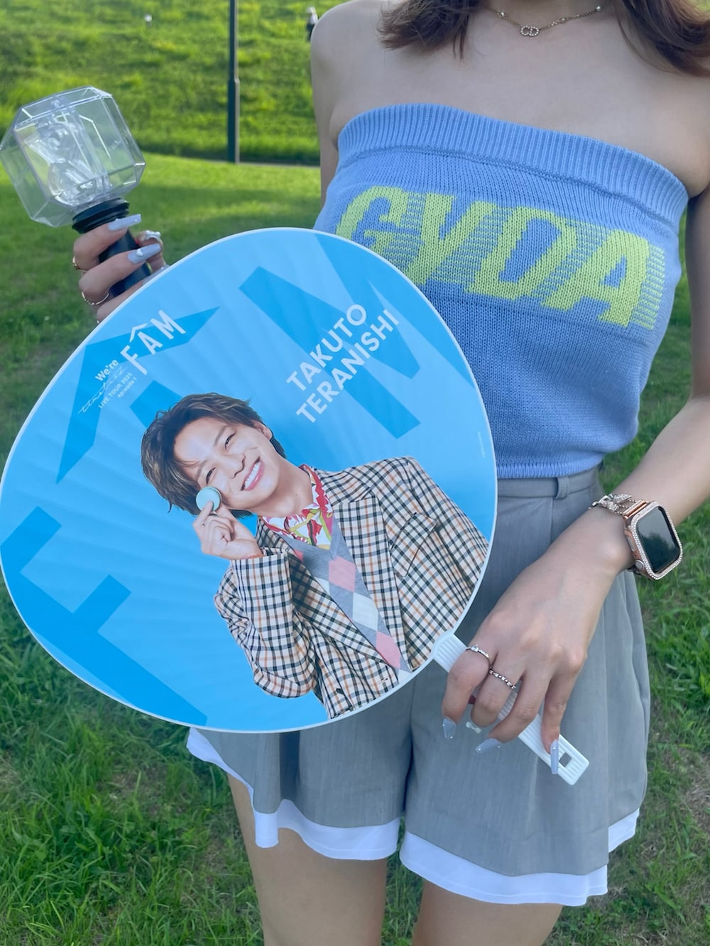 ブルー系のニット/セーター、グレー系のその他パンツ、ホワイト系のスニーカーを着用したレディースの秋コーディネートの3枚目の写真