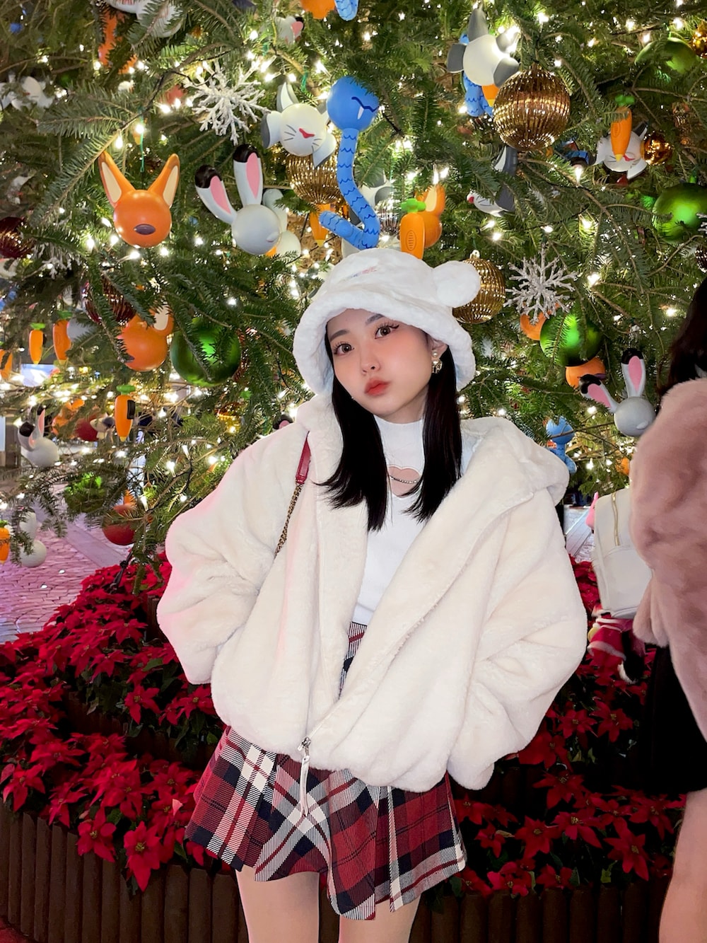 ホワイト系のニット/セーター、レッド系のスカート、ホワイト系のブーツを着用したレディースの冬コーディネートの4枚目の写真