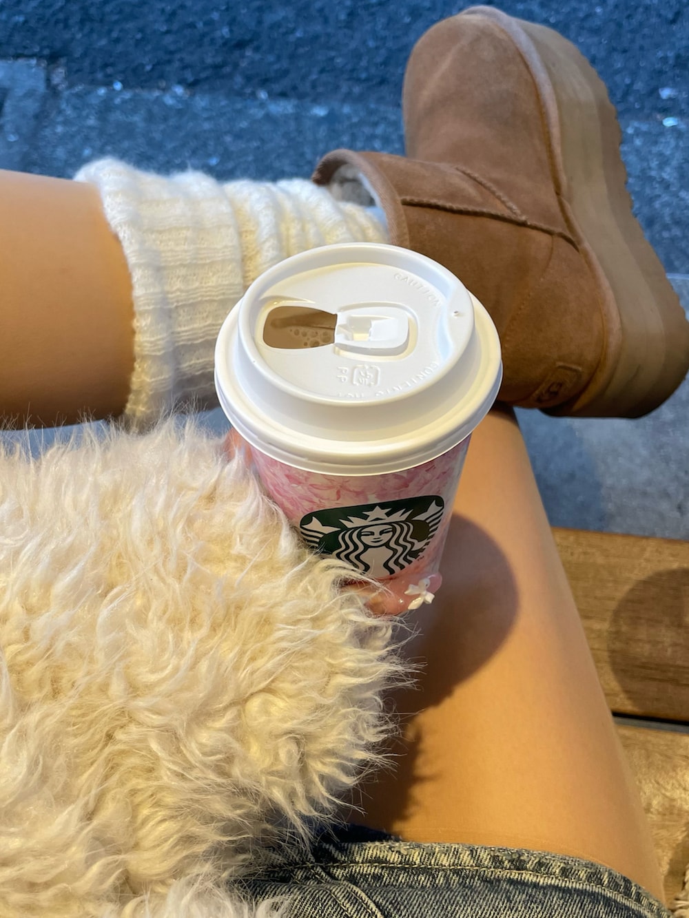 ホワイト系のブルゾン、ベージュ系のショルダーバッグ、ブルー系のデニムスカートを着用したレディースの夏コーディネートの2枚目の写真