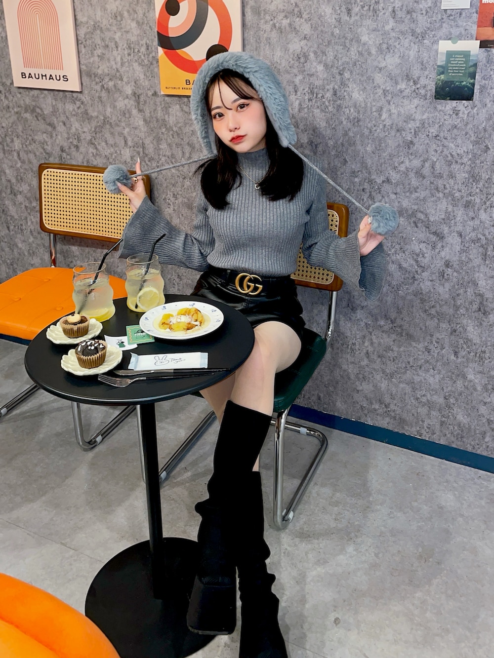 グレー系のジャケット/アウター、グレー系のニット/セーター、ブラック系のスカートを着用したレディースの秋コーディネートの3枚目の写真