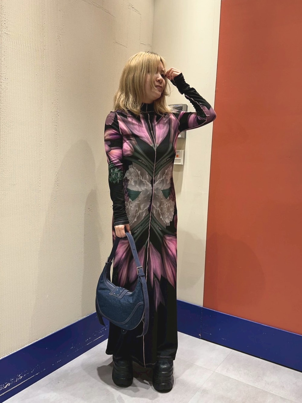 ブルー系のショルダーバッグ、ブラック系のワンピースを着用したレディースの秋コーディネートの2枚目の写真