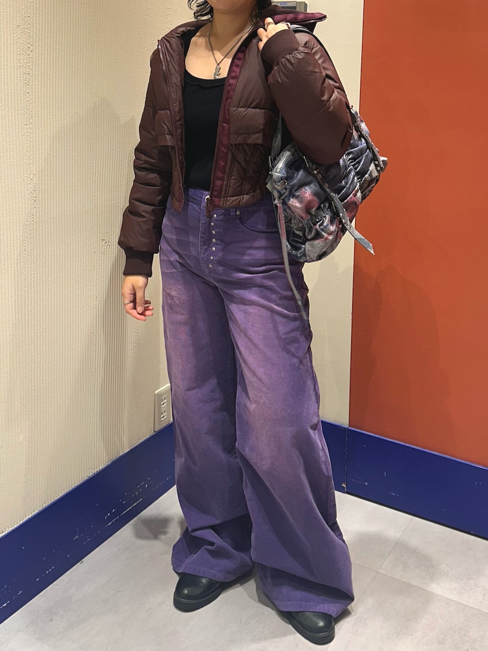 その他のバッグ、レッド系のパンツ、レッド系のジャケット/アウターを着用したレディースの秋コーディネートの2枚目の写真