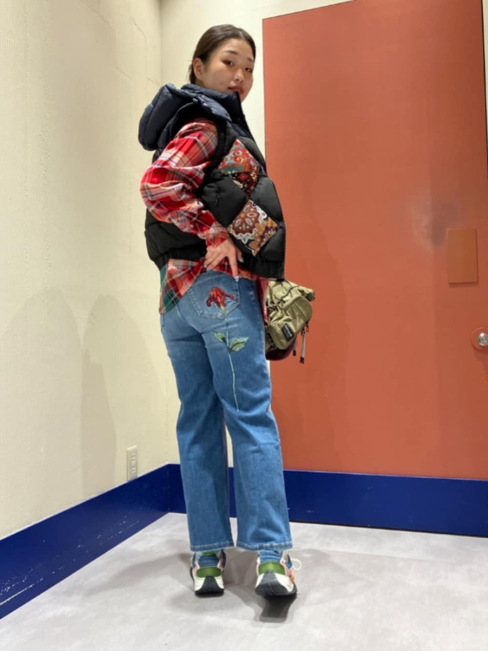 「Desigual、デシグアル、チェックシャツ、ベスト×シャツ、秋コーデ、お出かけコーデ、お洒落さんとつながりたい、デニム、スニーカー、今日のコーデ」｜「DesigualのHELSINGBORG パッド入りショートオーバーコート（ダウンジャケット/コート、ブルー系）」を使った、Desigual ディアモール STAFFさん（レディース・163cm）の秋コーディネートの2枚目の写真