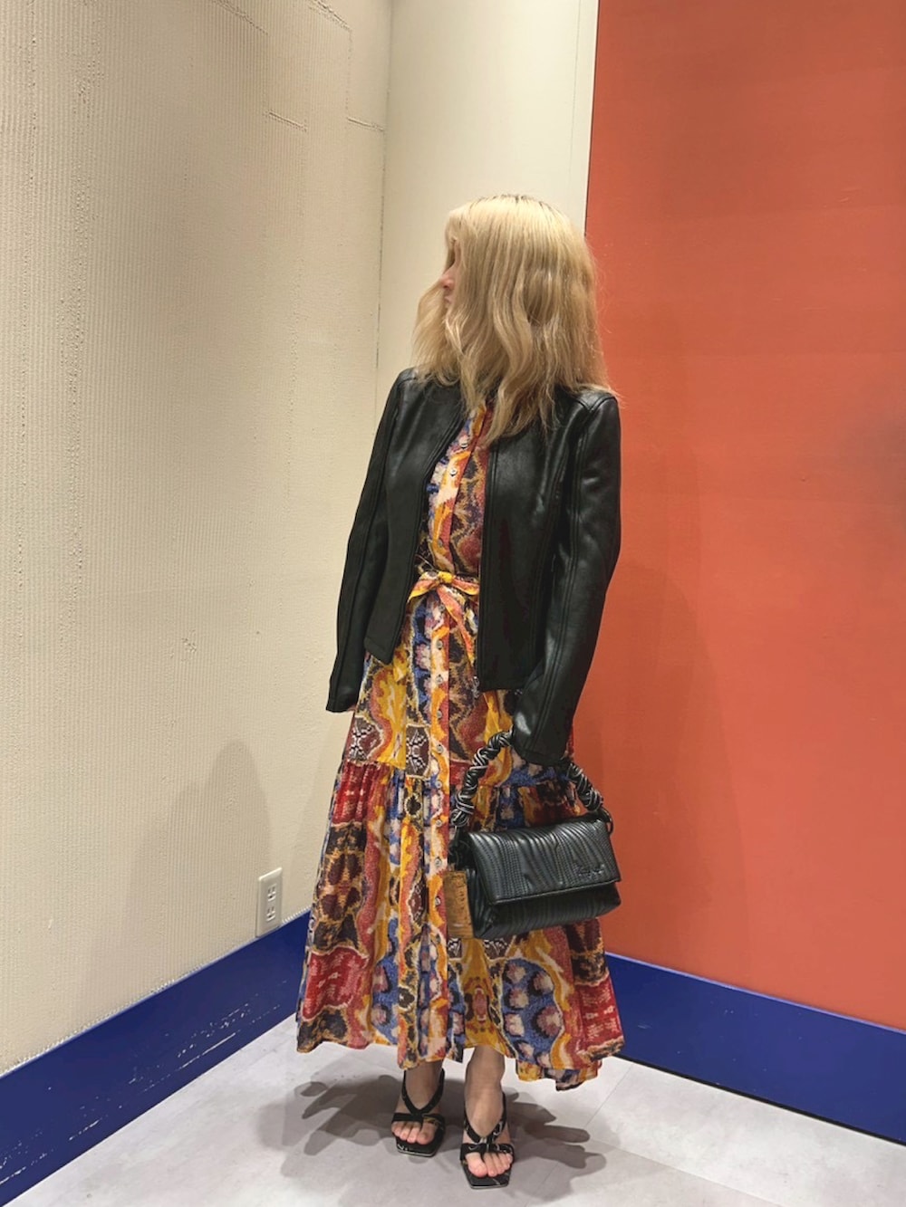 その他のワンピース、ブラック系のライダースジャケット、ブラック系のショルダーバッグを着用したレディースの春コーディネートの2枚目の写真