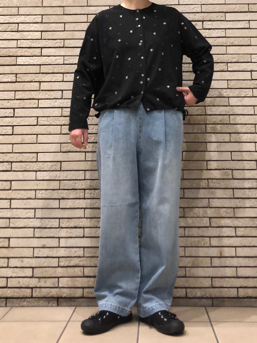 ブラック系のシャツ/ブラウス、ブルー系のデニムパンツを着用したレディースの冬コーディネートの2枚目の写真