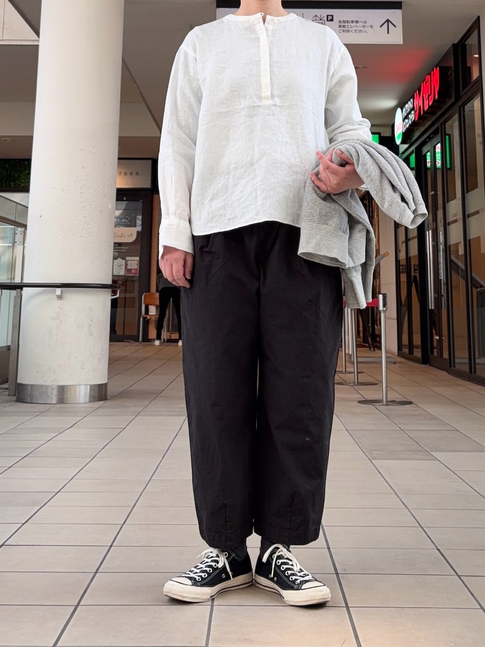 ホワイト系のシャツ/ブラウス、ブラック系のその他パンツ、グレー系のスウェットを着用したレディースの春コーディネートの4枚目の写真