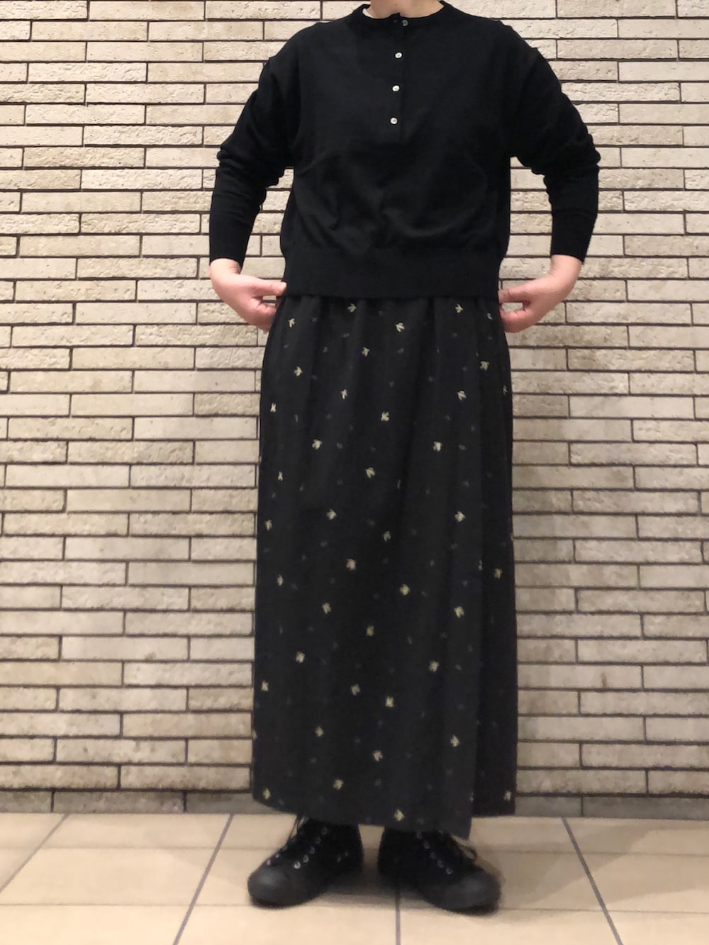 ブラック系のニット/セーター、ブラック系のスカートを着用したレディースの冬コーディネートの3枚目の写真