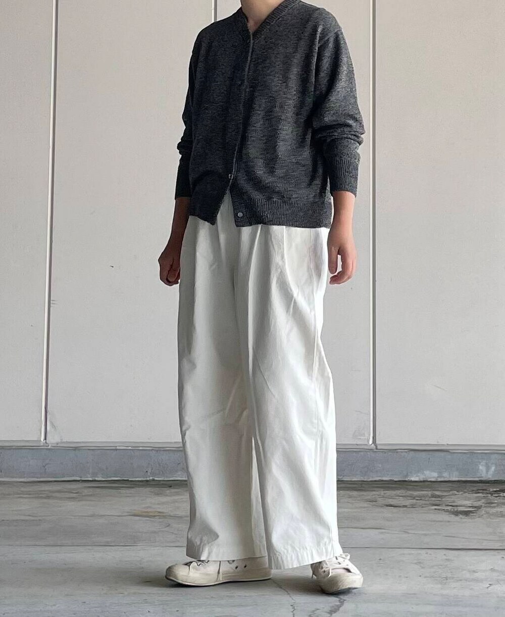 ホワイト系のその他パンツ、グレー系のカーディガン/ボレロを着用したレディースの夏コーディネートの4枚目の写真