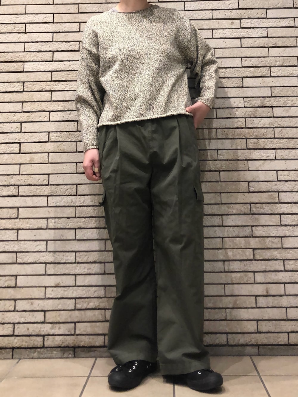 ベージュ系のニット/セーター、グリーン系のその他パンツを着用したレディースの冬コーディネートの3枚目の写真