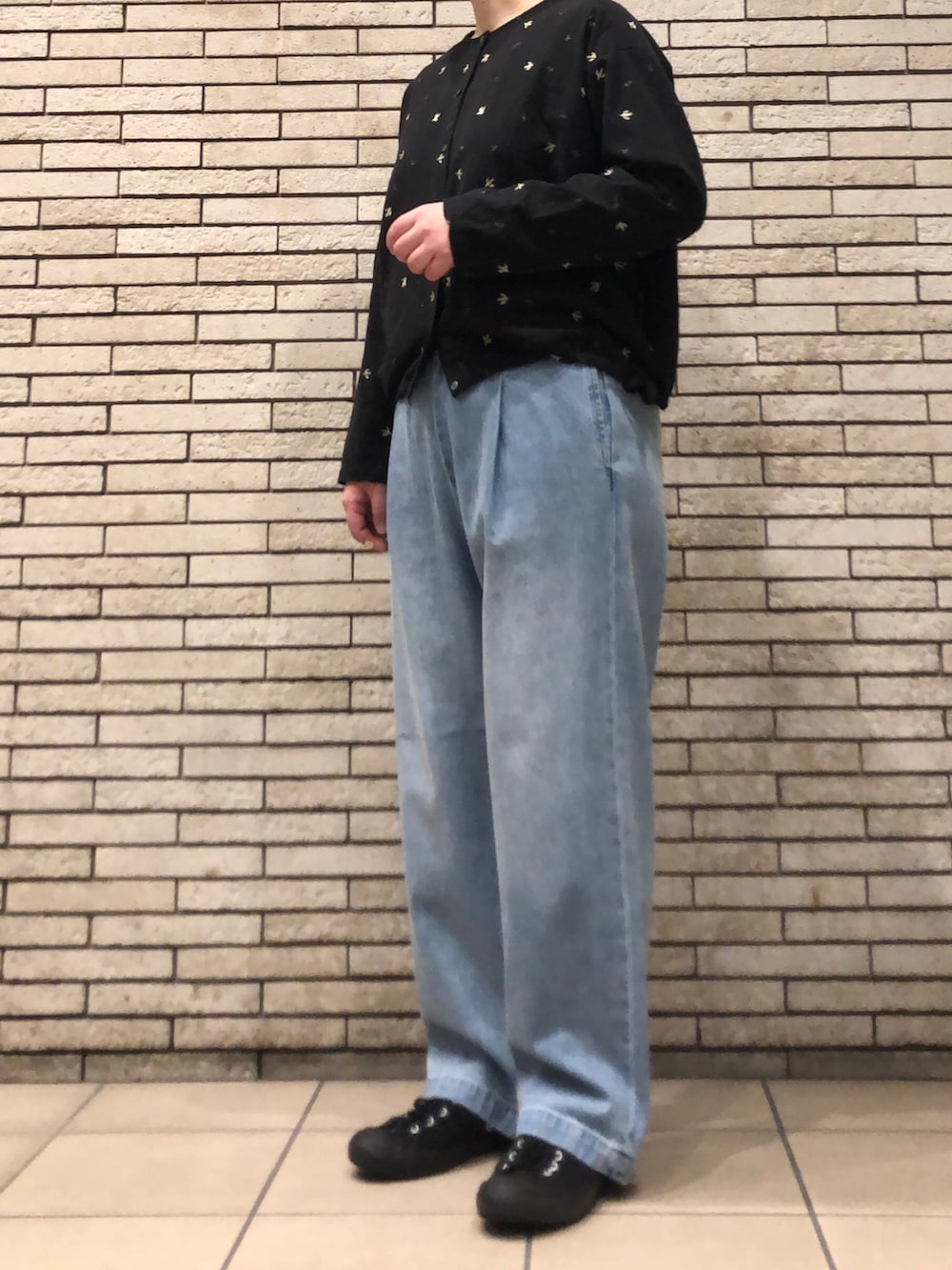 ブラック系のシャツ/ブラウス、ブルー系のデニムパンツを着用したレディースの冬コーディネートの3枚目の写真