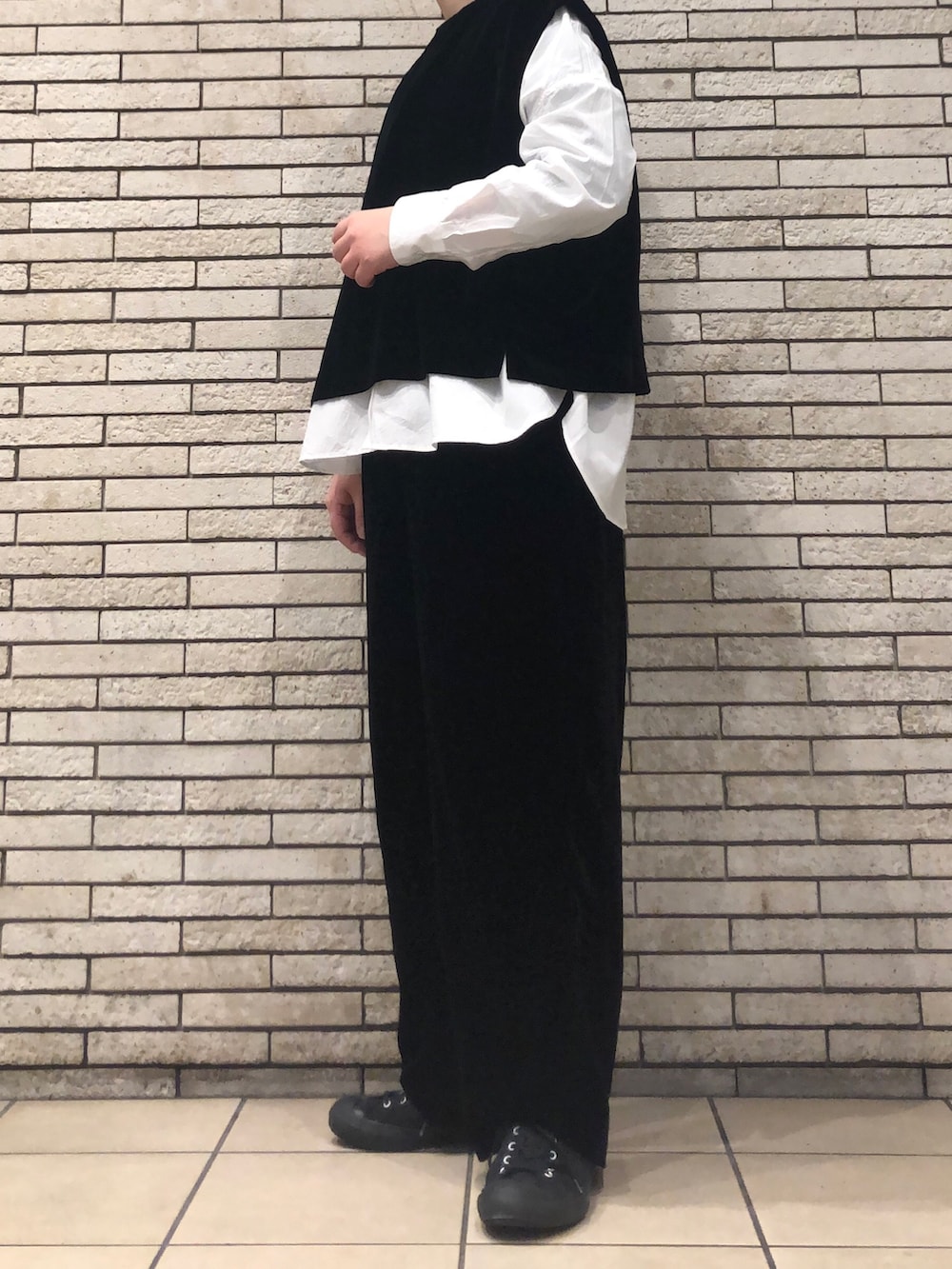 ブラック系のその他トップス、ホワイト系のシャツ/ブラウス、ブラック系のその他パンツを着用したレディースの冬コーディネートの4枚目の写真