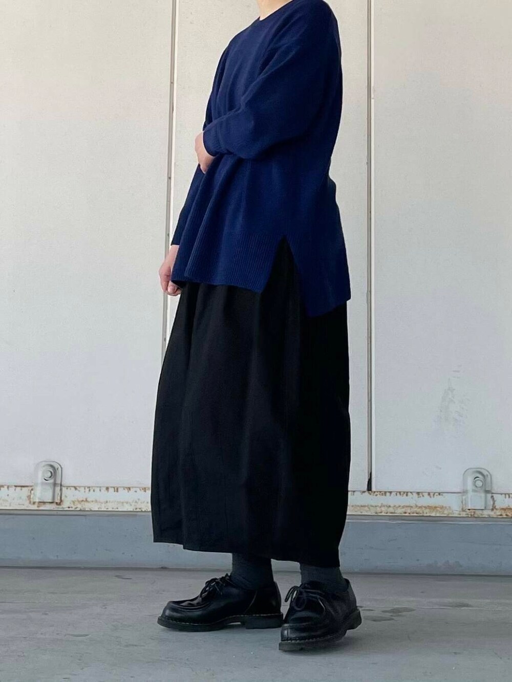 ブラック系のスカート、ブルー系のニット/セーターを着用したレディースの冬コーディネートの4枚目の写真