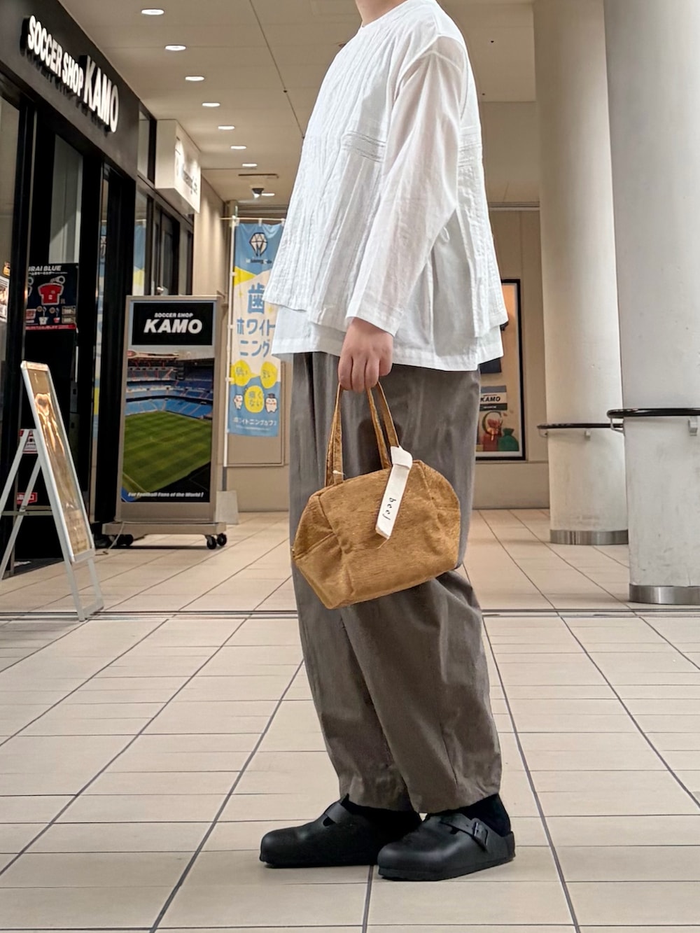 ホワイト系のシャツ/ブラウス、グリーン系のその他パンツ、イエロー系のハンドバッグを着用したレディースの秋コーディネートの5枚目の写真