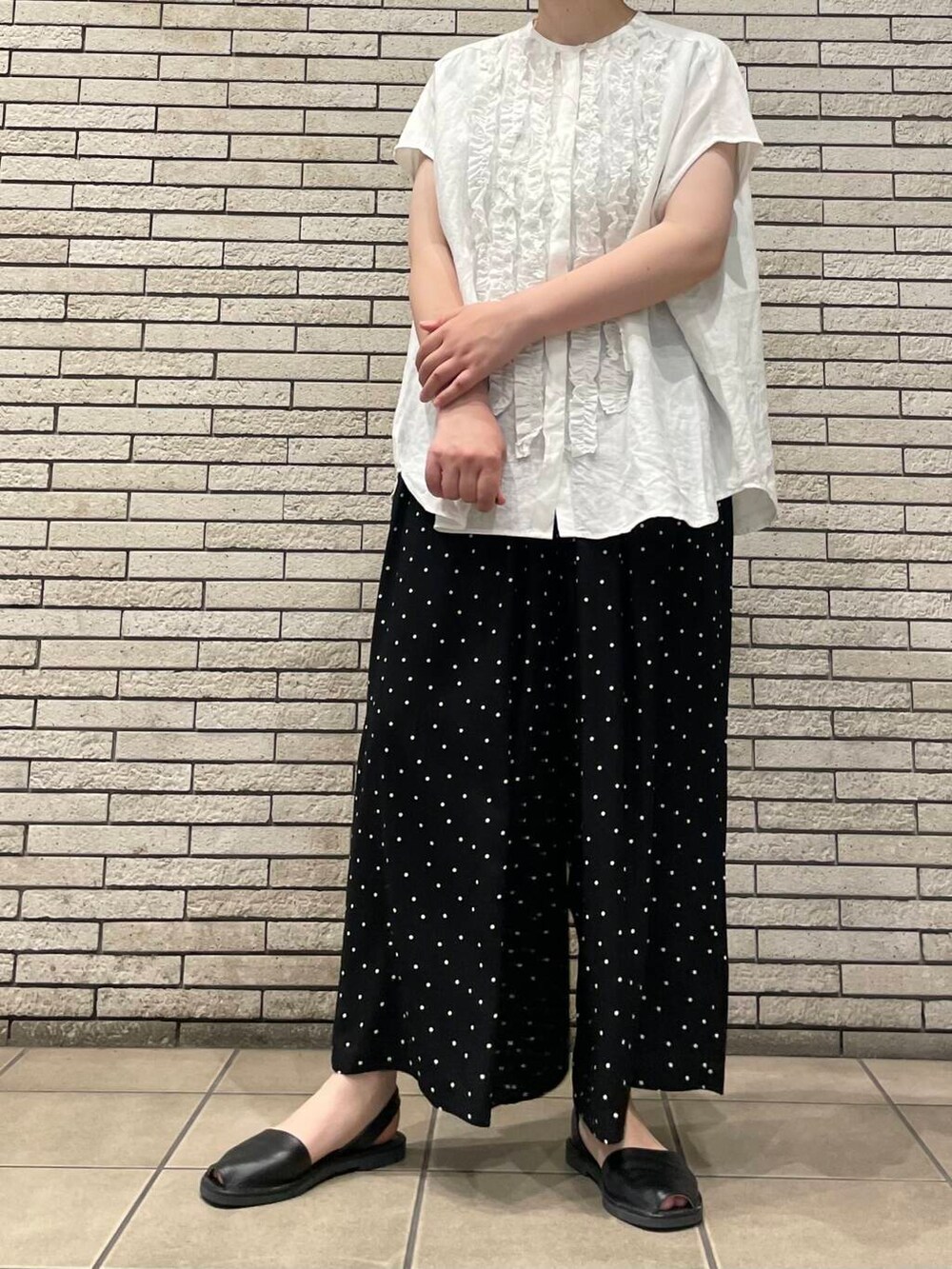 ブラック系のその他パンツ、ホワイト系のシャツ/ブラウスを着用したレディースの夏コーディネートの4枚目の写真