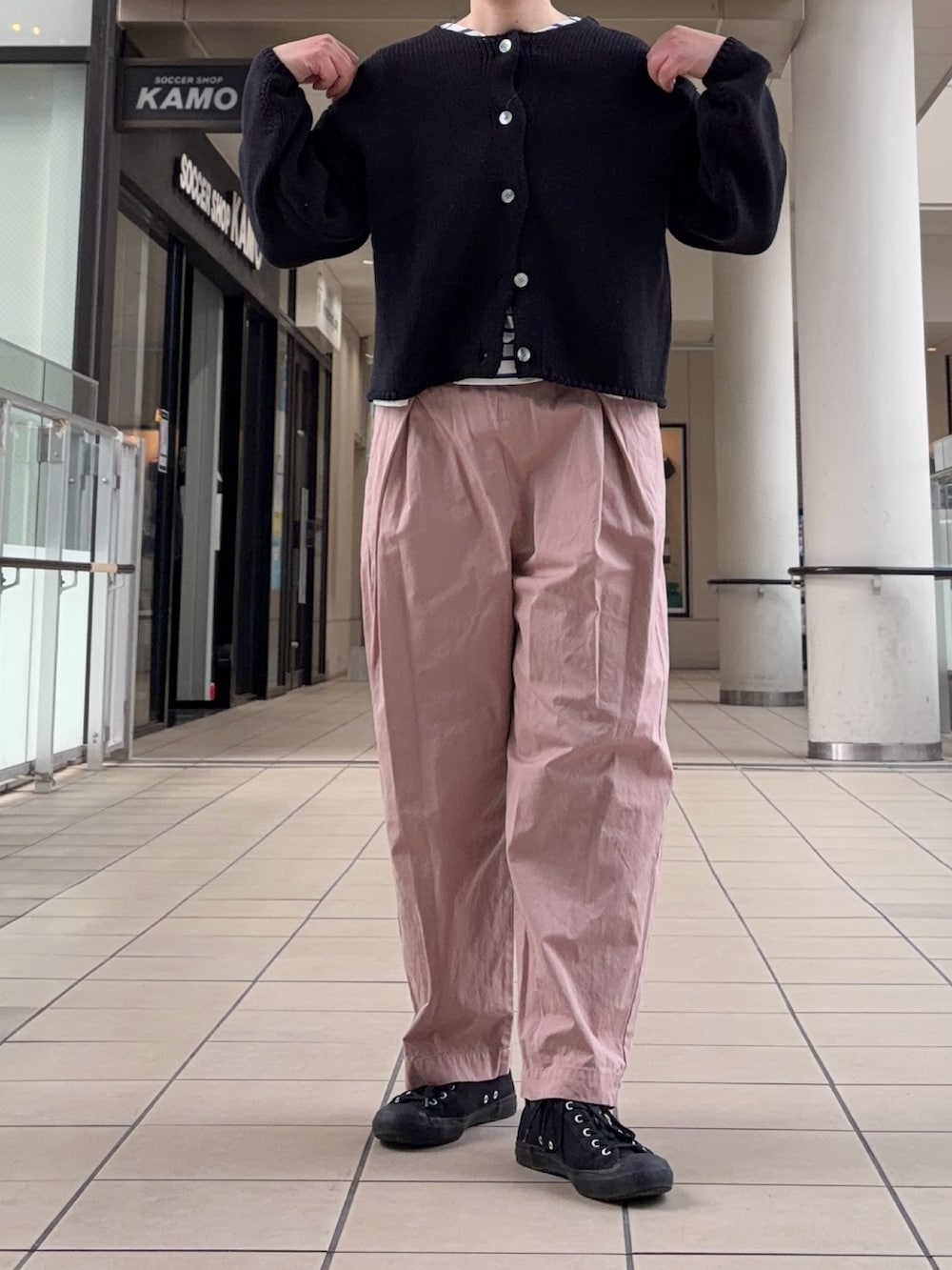 ブラック系のカーディガン/ボレロ、ブルー系のTシャツ/カットソー、ピンク系のその他パンツを着用したレディースの春コーディネートの4枚目の写真