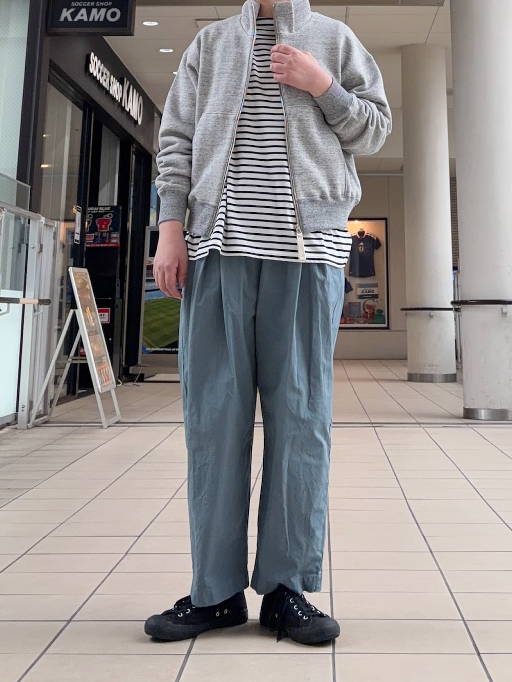 グレー系のスウェット、ブラック系のTシャツ/カットソー、ブルー系のその他パンツを着用したレディースの春コーディネートの3枚目の写真