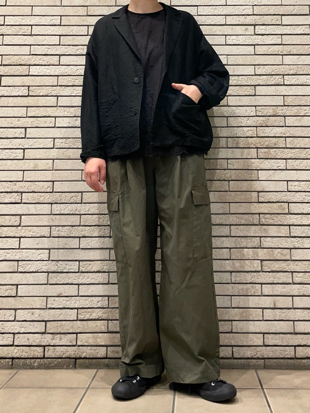 ブラック系のその他アウター、グリーン系のその他パンツ、ブラック系のシャツ/ブラウスを着用したレディースの秋コーディネートの5枚目の写真