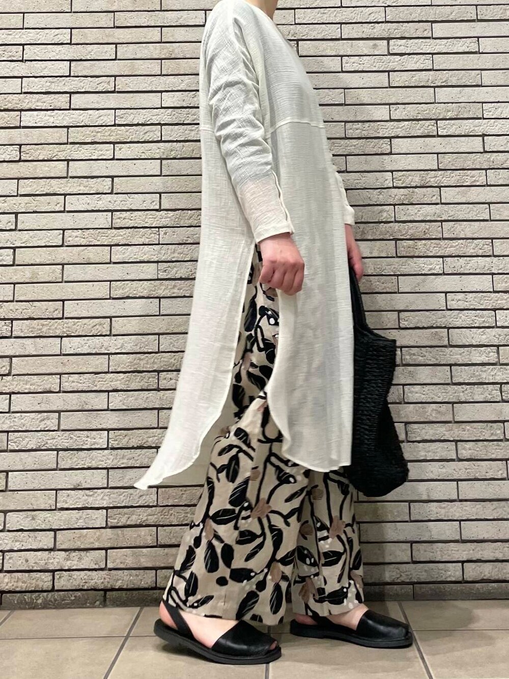 「大人カジュアル、イージーパンツ、かぐれ、休日スタイル、40代、シンプルスタイル、ナチュラルスタイル、初夏のお出掛けコーデ」｜「URBAN RESEARCH DOORSのペーパートートバッグ（トートバッグ、ブラック系）」を使った、岩部恵さん（レディース・168cm）の春コーディネートの5枚目の写真