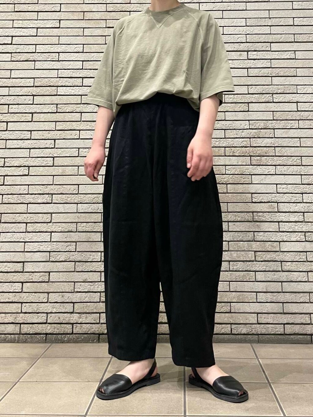 ベージュ系のTシャツ/カットソーを着用したレディースの春コーディネートの3枚目の写真