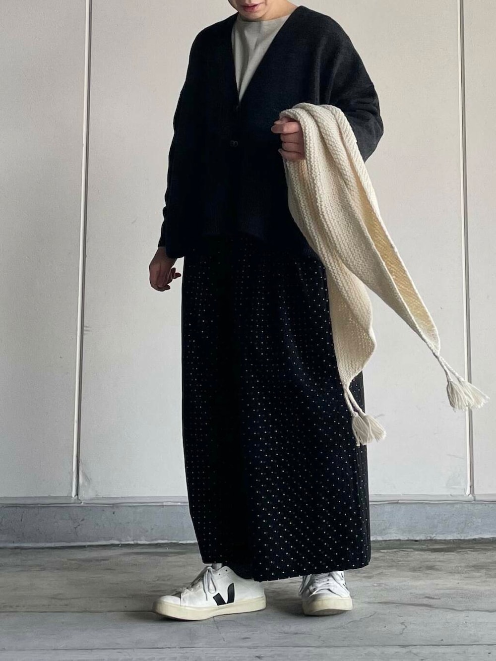 ブラック系のその他パンツ、グレー系のカーディガン/ボレロ、グレー系のTシャツ/カットソーを着用したレディースの冬コーディネートの6枚目の写真