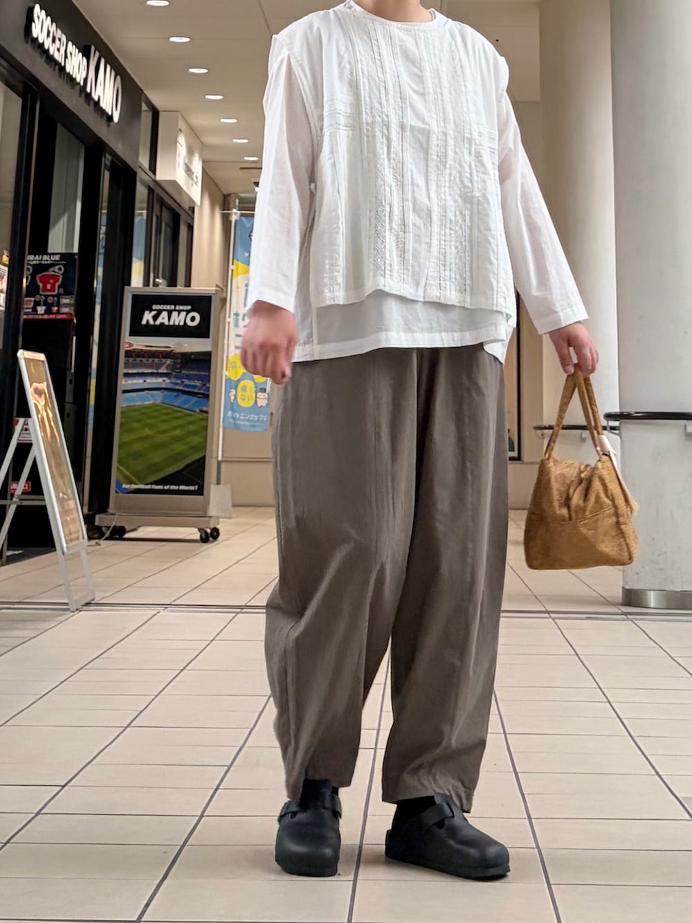 ホワイト系のシャツ/ブラウス、グリーン系のその他パンツ、イエロー系のハンドバッグを着用したレディースの秋コーディネートの8枚目の写真