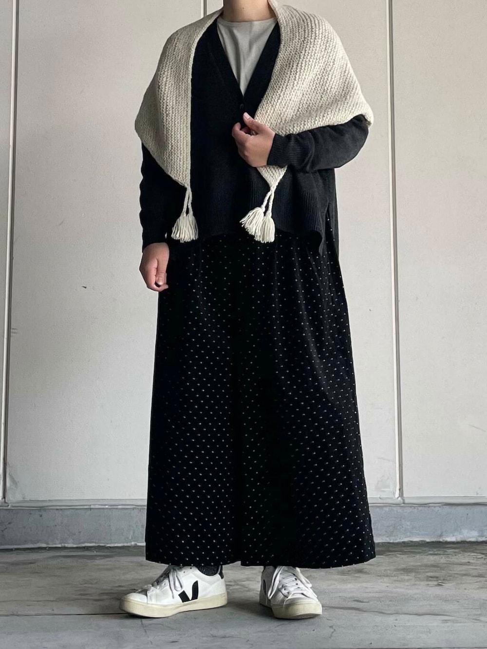 ブラック系のその他パンツ、グレー系のカーディガン/ボレロ、グレー系のTシャツ/カットソーを着用したレディースの冬コーディネートの2枚目の写真