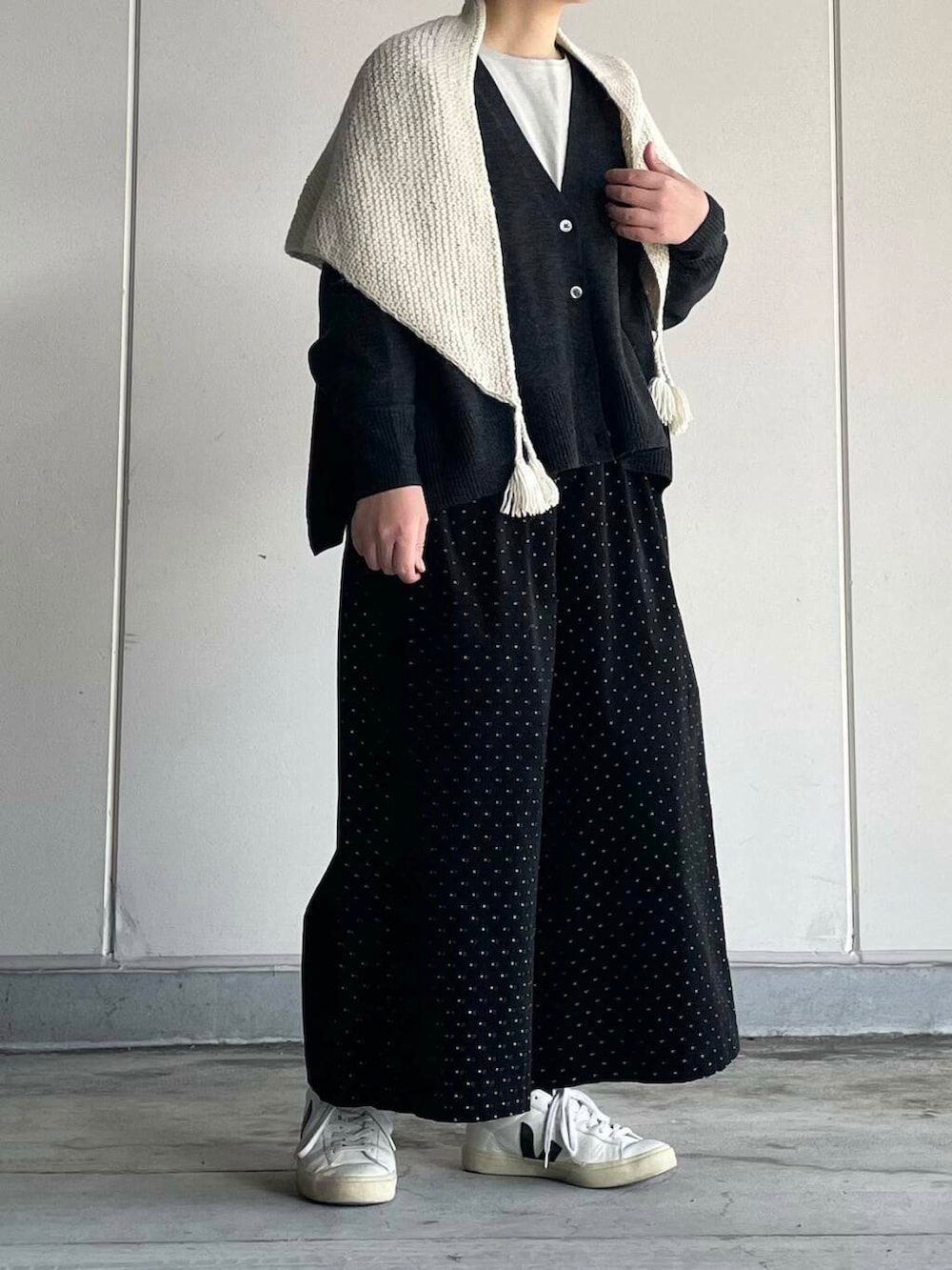 ブラック系のその他パンツ、グレー系のカーディガン/ボレロ、グレー系のTシャツ/カットソーを着用したレディースの冬コーディネートの4枚目の写真