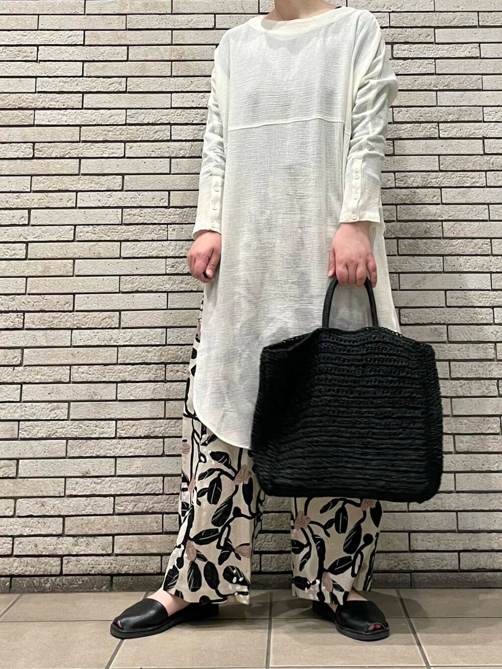 「大人カジュアル、イージーパンツ、かぐれ、休日スタイル、40代、シンプルスタイル、ナチュラルスタイル、初夏のお出掛けコーデ」｜「URBAN RESEARCH DOORSのペーパートートバッグ（トートバッグ、ブラック系）」を使った、岩部恵さん（レディース・168cm）の春コーディネートの3枚目の写真