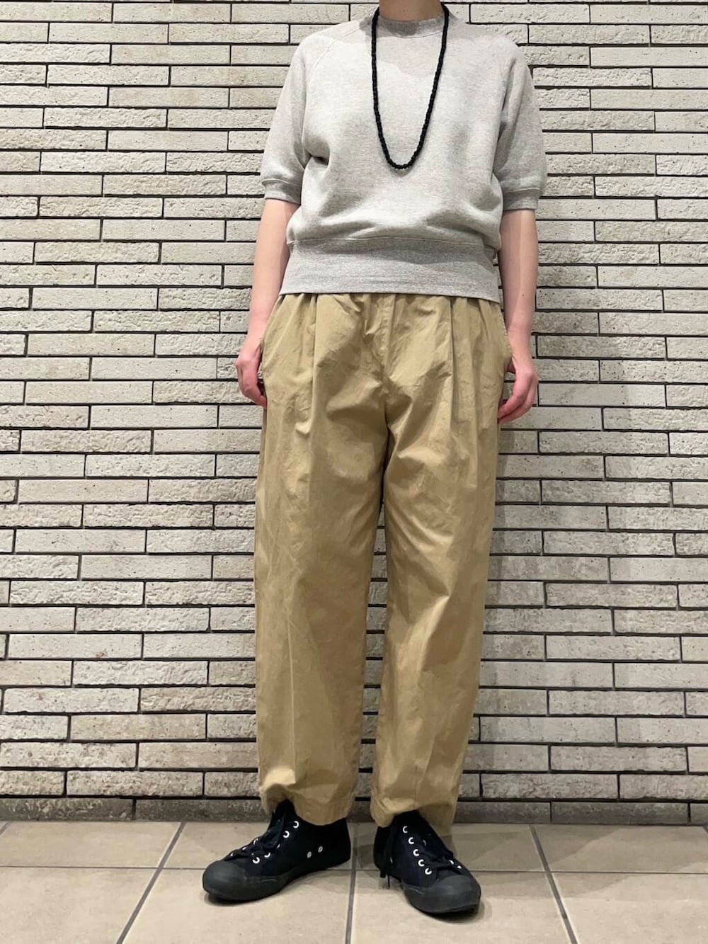 ベージュ系のその他パンツ、グレー系のスウェットを着用したレディースの春コーディネートの4枚目の写真