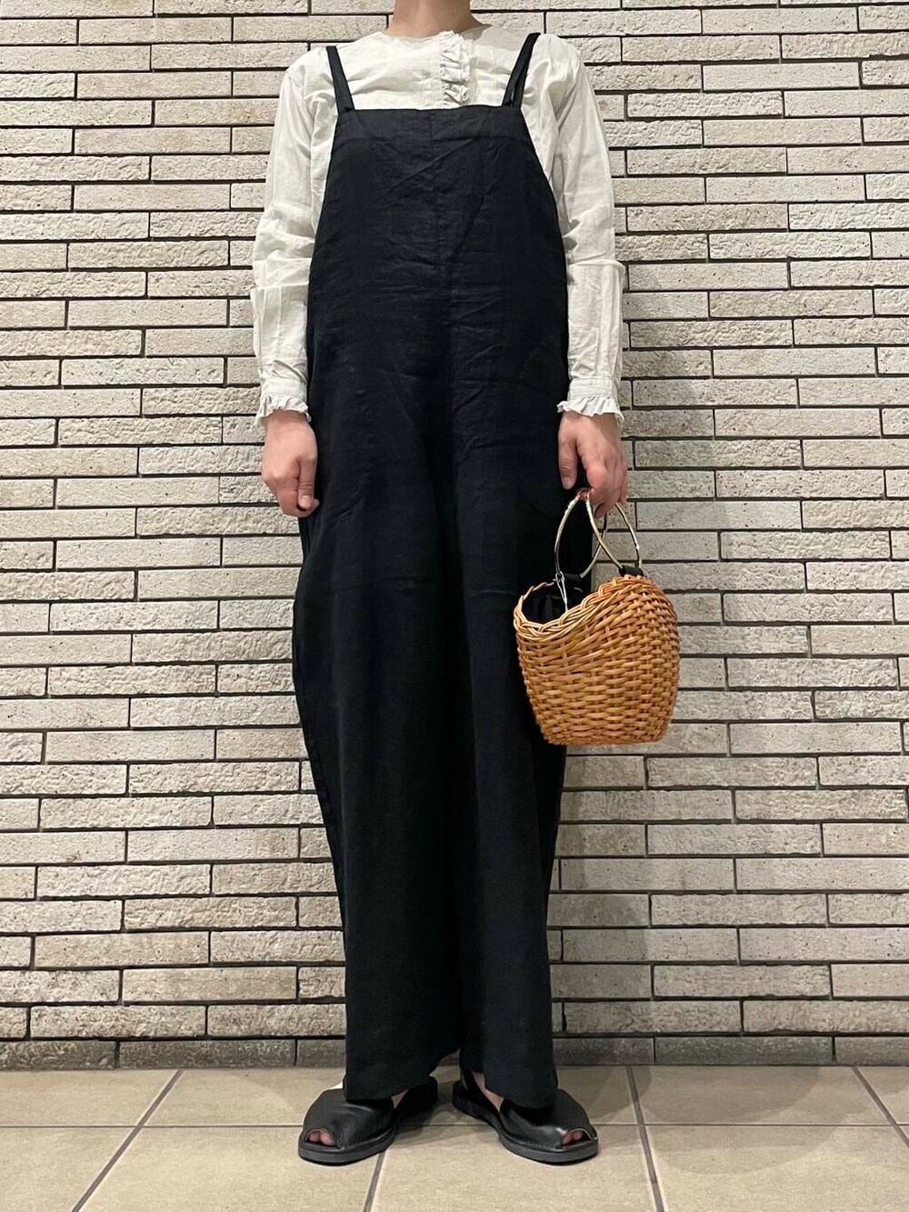 ブラック系のサロペット/オーバーオール、イエロー系のショルダーバッグ、グレー系のシャツ/ブラウスを着用したレディースの春コーディネートの2枚目の写真