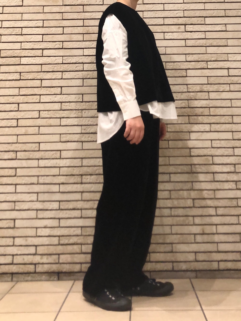 ブラック系のその他トップス、ホワイト系のシャツ/ブラウス、ブラック系のその他パンツを着用したレディースの冬コーディネートの3枚目の写真