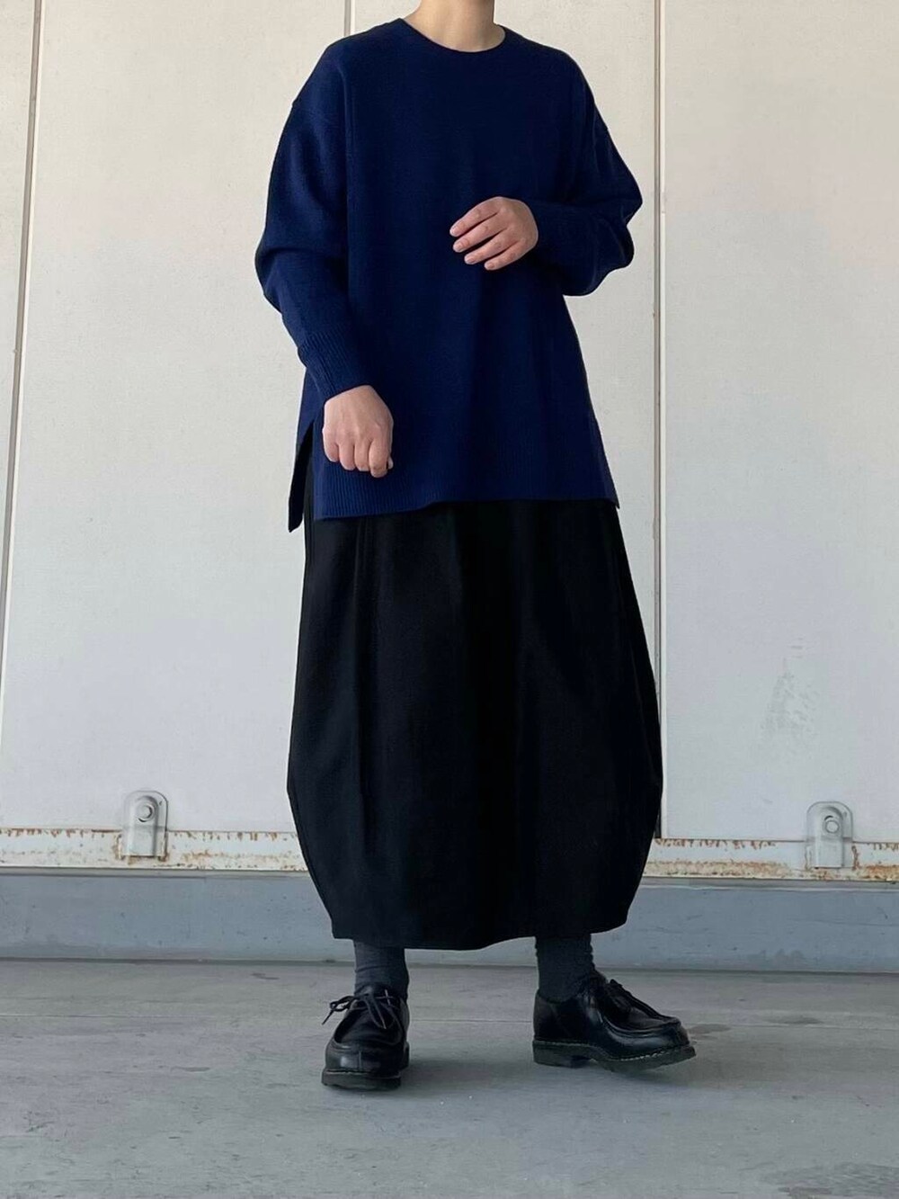 ブラック系のスカート、ブルー系のニット/セーターを着用したレディースの冬コーディネートの3枚目の写真