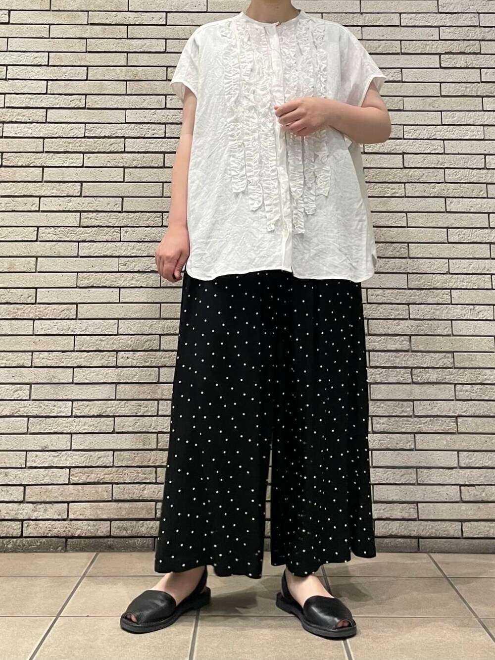 ブラック系のその他パンツ、ホワイト系のシャツ/ブラウスを着用したレディースの夏コーディネートの5枚目の写真