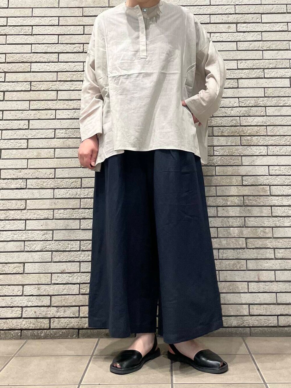 ブラック系のその他パンツ、ベージュ系のシャツ/ブラウスを着用したレディースの夏コーディネートの4枚目の写真