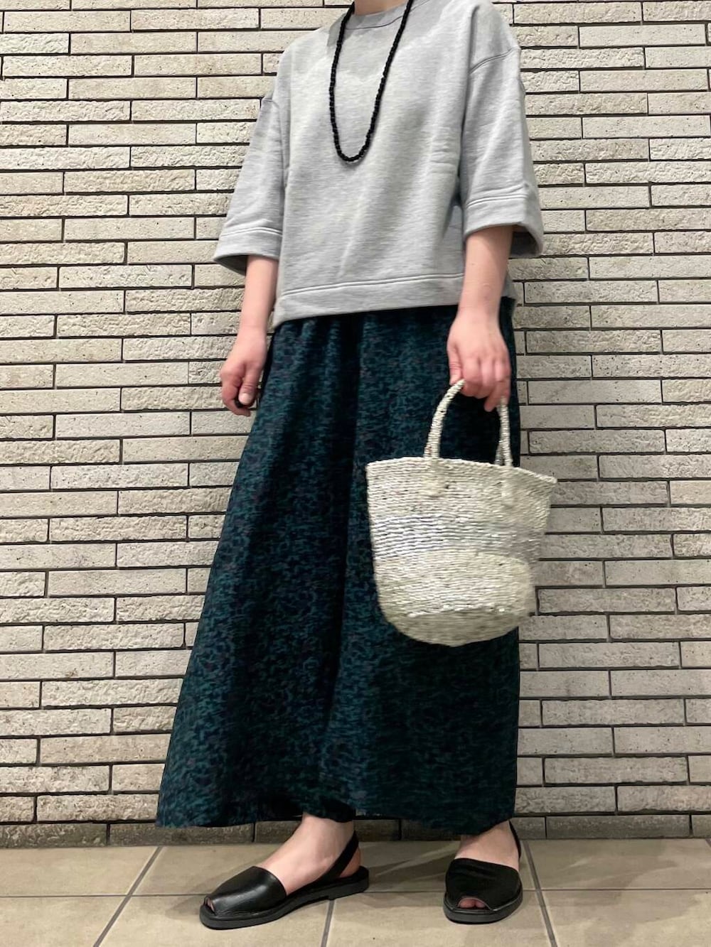グレー系のスウェット、ブルー系のその他パンツを着用したレディースの春コーディネートの3枚目の写真