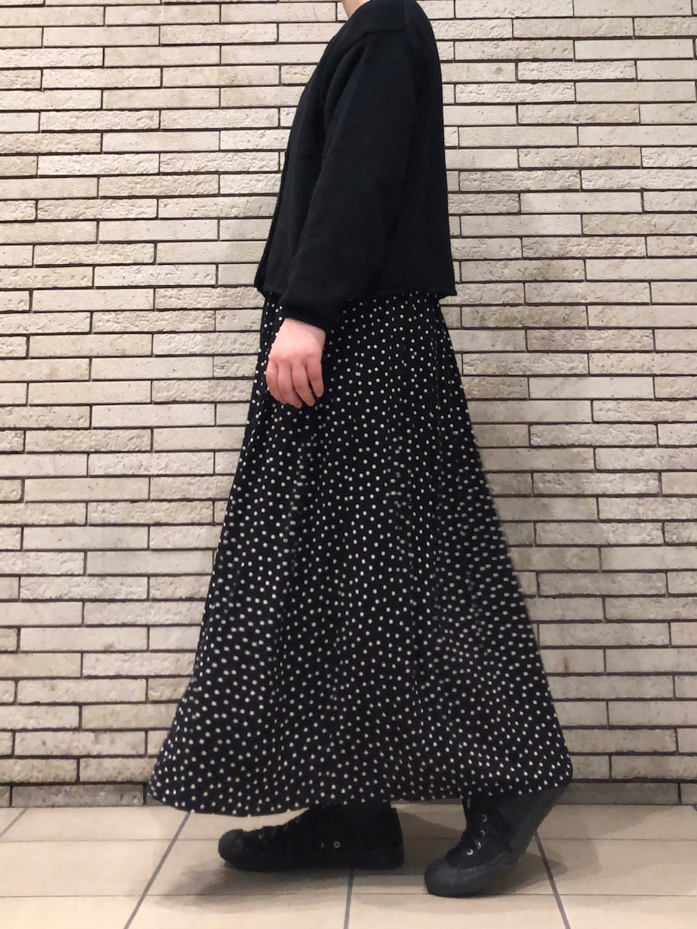 ブラック系のカーディガン/ボレロ、ブラック系のスカートを着用したレディースの冬コーディネートの3枚目の写真