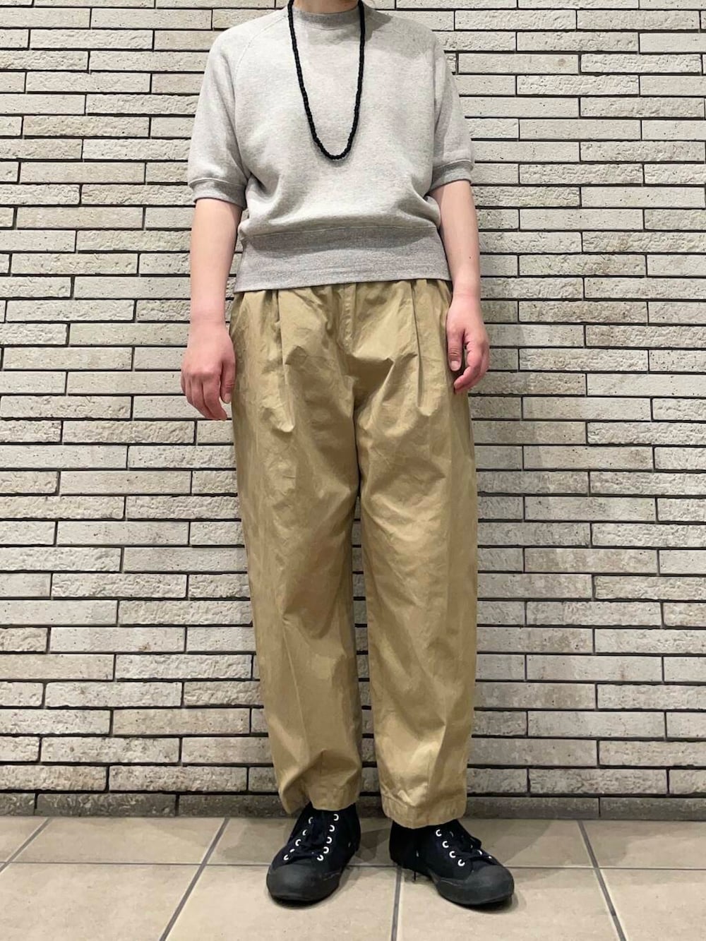 ベージュ系のその他パンツ、グレー系のスウェットを着用したレディースの春コーディネートの2枚目の写真