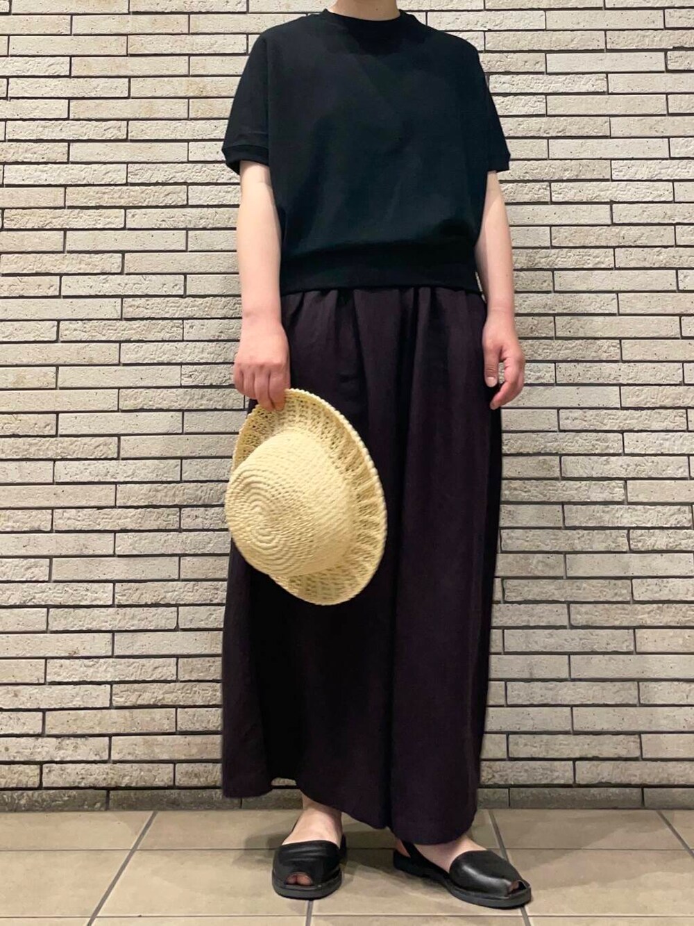 ブラック系のTシャツ/カットソー、グレー系のその他パンツを着用したレディースの夏コーディネートの4枚目の写真