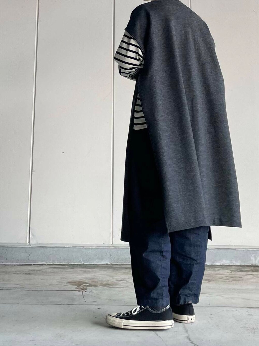 ブルー系のデニムパンツ、ホワイト系のTシャツ/カットソー、グレー系のワンピースを着用したレディースの秋コーディネートの4枚目の写真