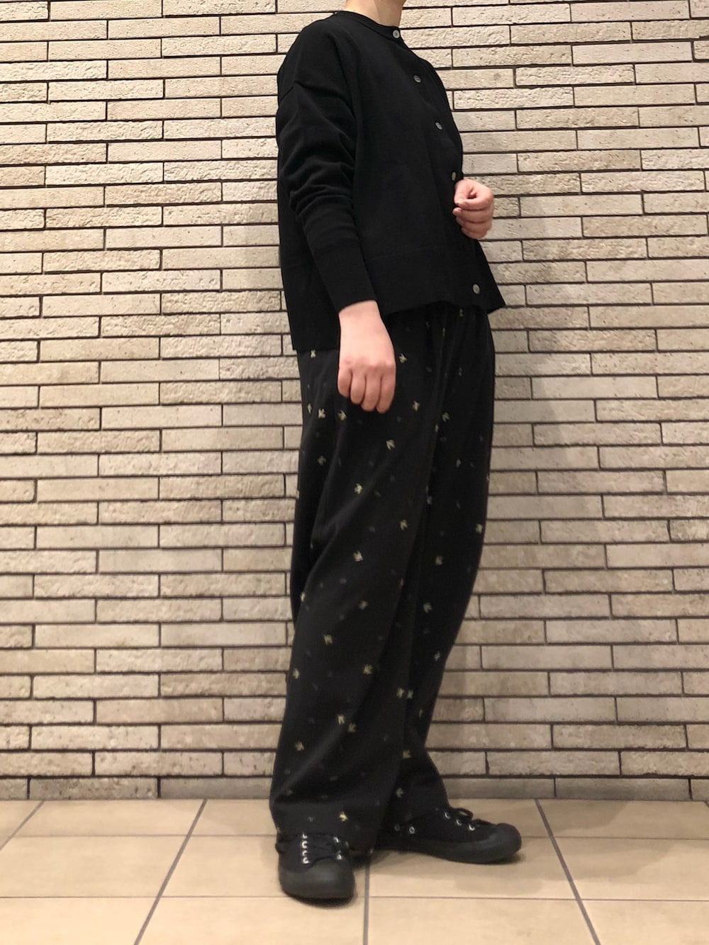 ブラック系のカーディガン/ボレロ、ブラック系のその他パンツを着用したレディースの春コーディネートの3枚目の写真